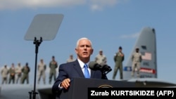 Вице-президент США Майкл Пенс выступает с речью перед участниками военных учений Noble Partner 2017
