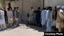 Очередь перед посольством Казахстана в Кабуле. 5 сентября 2021 года
