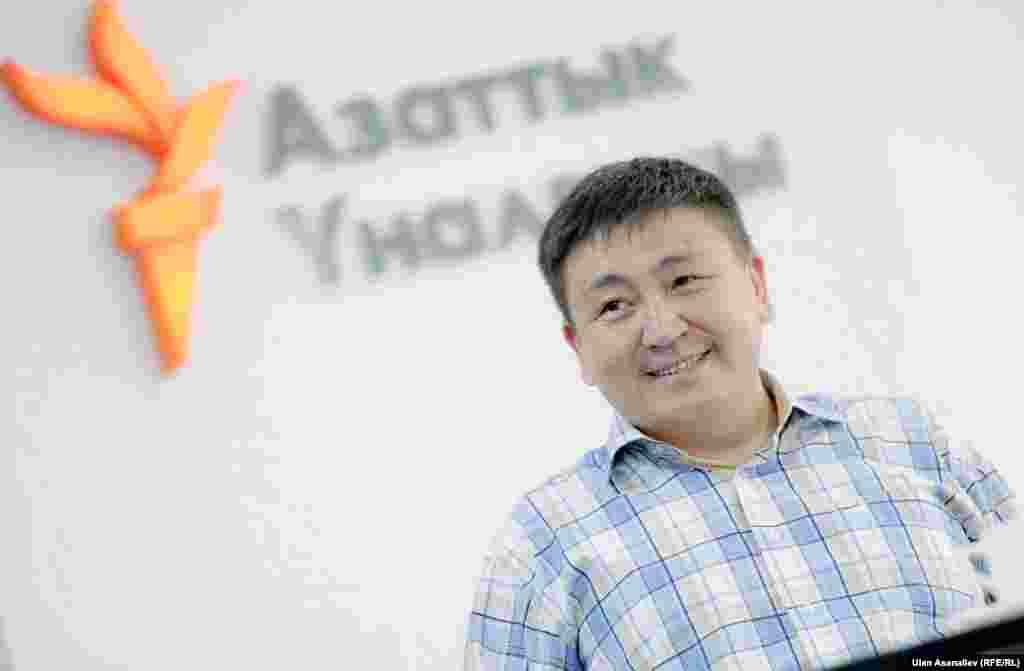 Элмирбек "Азаттыктын" студиясында. Август, 2017-жыл 