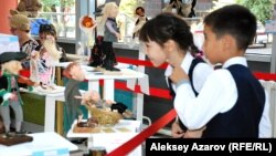 Театр фойесіндегі Art&Doll көрмесінде жүрген балалар. Алматы, 5 қыркүйек 2014 жыл.  