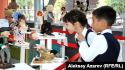 Дети на выставке «Art & Doll» в фойе театра. Алматы, 5 сентября 2014 года.  