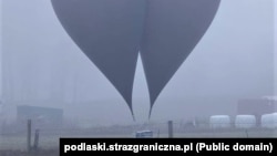 У раёне Клімаўкі супрацоўнікі Пагранічнай службы выявілі пакунак з 3000 пачкаў цыгарэт, падчэпленых да двух метэаралагічных шароў