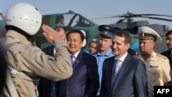 Канттагы аскер базасына барган кыргыз жана орус парламенттеринин төрагалары Асылбек Жээнбеков жана Сергей Нарышкин. 8-октябрь, 2013-жыл