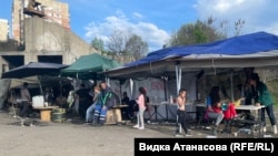 Жители на "Захарна фабрика" са опънали палатки, след като домовете им бяха съборени.