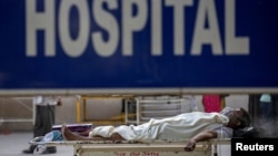 Лікарні, які вже не справляються з напливом хворих, в тому числі в Делі, змушені відмовляти пацієнтам в госпіталізації через брак медичного кисню і ліжок