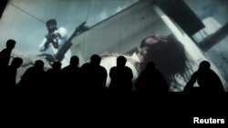 آرشیف، تماشاگران در حال تماش یک فلم در سینمای آریانا