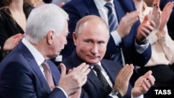 Голова російської делегації на переговорах ТКГ, екс-спікер Держдуми Борис Гризлов (ліворуч) і Володимир Путін