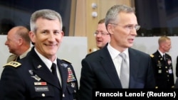 (аз чап) Николсон ва Столтенберг