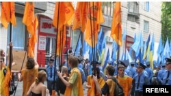 Как и на минувших парламентских выборах, немногим более 30% избирателей готовы поддержать Партию регионов во главе с премьером Виктором Януковичем. 18% украинцев симпатизируют оппозиционному Блоку Юлии Тимошенко