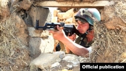 ՀՀ ԶՈւ զինծառայողը մարտական հերթապահություն է իրականացնում Ադրբեջանի հետ սահմանին, արխիվ
