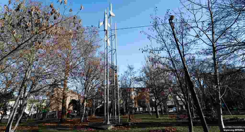 Ракети в сквері перед кінотеатром. З 1980 року поряд стояв ще й списаний авіалайнер Іл-18, який переобладнали під дитячий кінотеатр на 80 місць. Наприкінці 1990-х міська влада його продала, а новий власник просто перепродав Іл на металобрухт