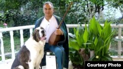 Акмухаммет Байханов в Турции со своим алабаем по кличке Друг, который укусил его, когда он выезжал из Туркменистана, не желая отпускать хозяина. Позже Друг нашел хозяина, преодолев 4 тысячи километров