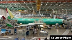 АҚШ-тың ұшақ шығаратын зауыты Тәжікстанның "Сомон эйр" әуе компаниясына құрастырған "Боинг 737-900" жолаушы ұшағы. 8 маусым 2011 ж.