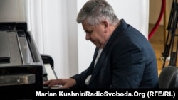 Юрій Вейс-Вендт грає на фортепіано