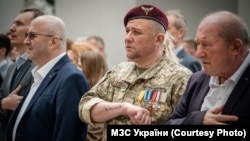 Ukrayina Tış işler nazirliginiñ binası ögünde qırımtatar milliy bayrağını tantanalı şekilde köterüv merasimi vaqtında