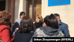 Корреспондент телеканала «Настоящее Время» Светлана Глушкова (в центре) на выходе из суда. Нур-Султан, 1 апреля 2019 года.