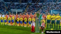 Иллюстрационное фото. Игроки футбольного клуба «Шахтер» во время исполнения гимна Украины перед матчем против киевского «Динамо». Одесса, июль 2016 года