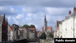 Тихие набережные и улицы безмятежного города Брюгге, возможно, только что топтали башмаки убийцы