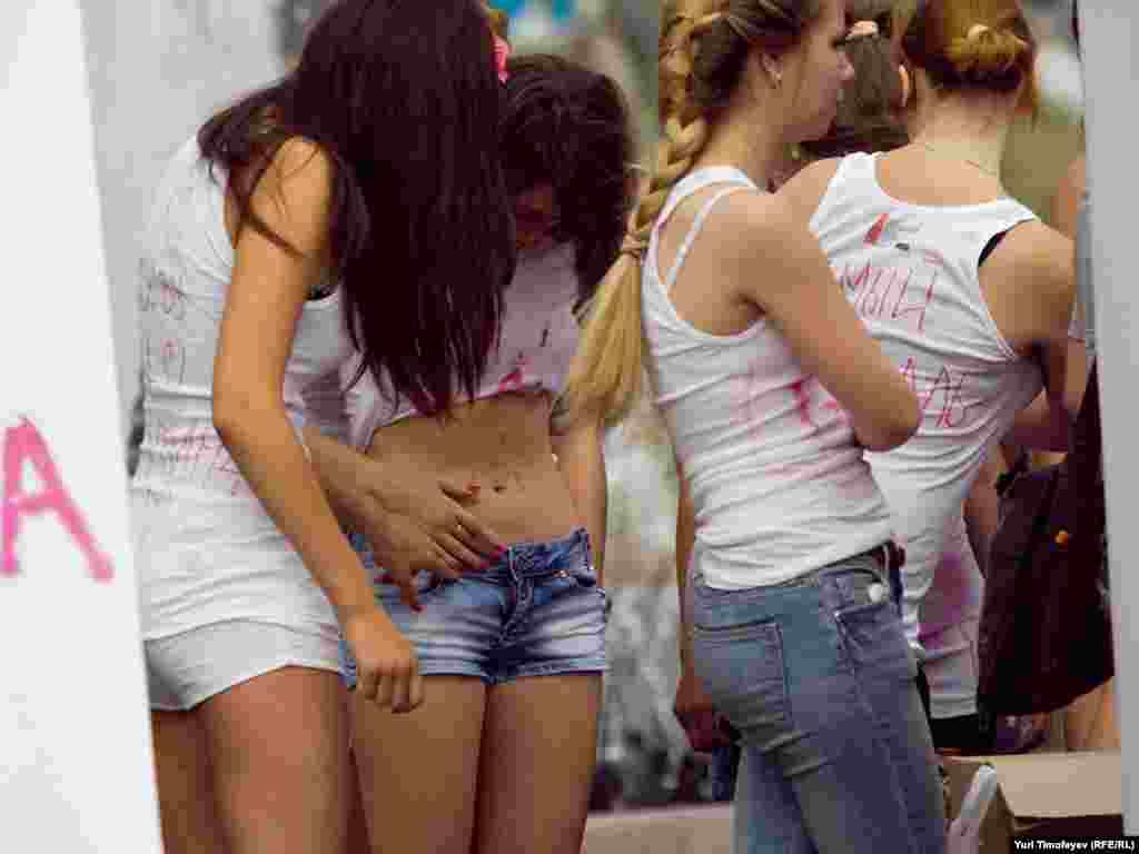 Qızlar ağ maykalarına Baş nazir Vladimir Putinin şəklini çəkib, "Ən yaxşı insan", "Ən yaxşı-super" şüarları yazıblar.  