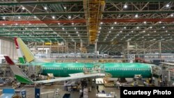 Ҳавопаймои "Boeing 737-900" ҳанӯз дар ҳоли бунёд шуданаш дар Сиеттл, ИМА.