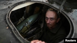 Військовослужбовець 152-ї ОЄБр ЗСУ в самохідній гаубиці 2С1 «Гвоздика» поблизу Покровська, 5 серпня 2025 року