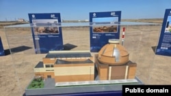 Алгачкы АЭСтин курулуш долбоорунун ачылыш аземинде көрсөтүлгөн макет. Жамбыл району, Алматы облусу, 8-август 2025-жыл.