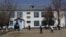 Здание бывшего детского сада, которое сейчас занимает средняя школа № 19 села Кумшагал. Жамбылская область, 7 апреля 2015 года.