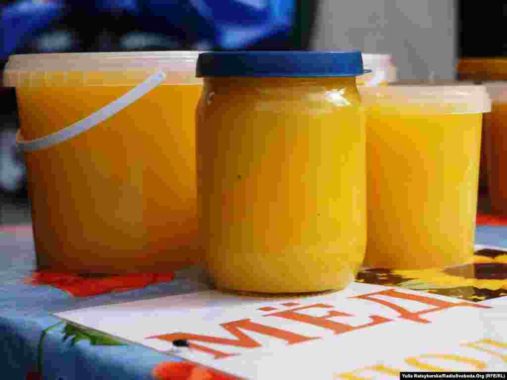 Близько сотні бджолярів привезли на свято свою продукцію: від травневого меду із різнотрав&#39;я до прополісу й маточного молочка