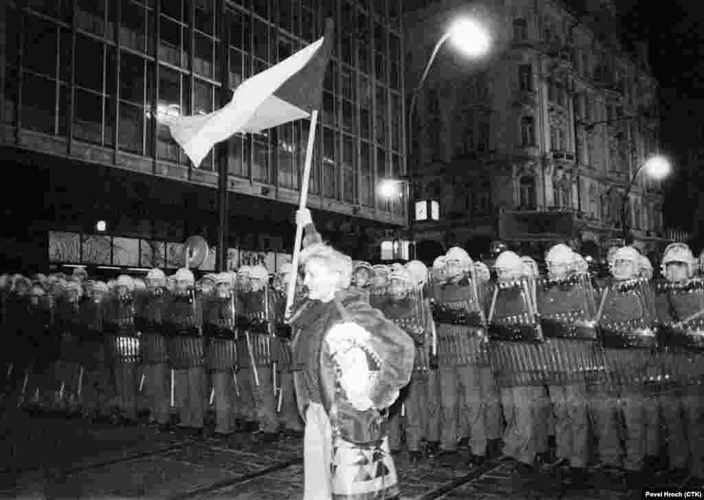 Öwrülişikli pursat 1989-njy ýylyň 17-nji noýabrynda döredi. 20 ýylyň dowamynda iň uly protest emele geldi. Müňlerçe student şäheriň merkezinden parahatçylykly ýöräp geçdi. Olar Narodni köçesinde polisiýa tarapyndan saklandy.