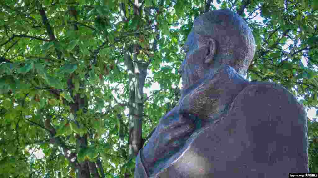 Франклін Рузвельт, відчуваючи настання осені, кутається в ковдру