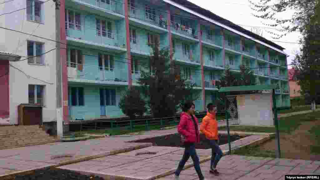 ОГПИ чакан окуу жай экендигине карабай 500 орундуу жатаканасын заманбап &nbsp;талапка ылайыктап жасалган.