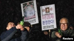 Жители Южной Кореи не очень любят "северных соседей"...  28 декабря 2011 года они отмечали смерть северокорейского лидера Ким Чен Ира