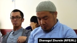 Жители города Шалкар Ербол Турганбаев (слева) и Нурбол Суиндиков на заседании апелляционной коллегии, разбирающей их жалобу. Актобе, 22 мая 2018 года.