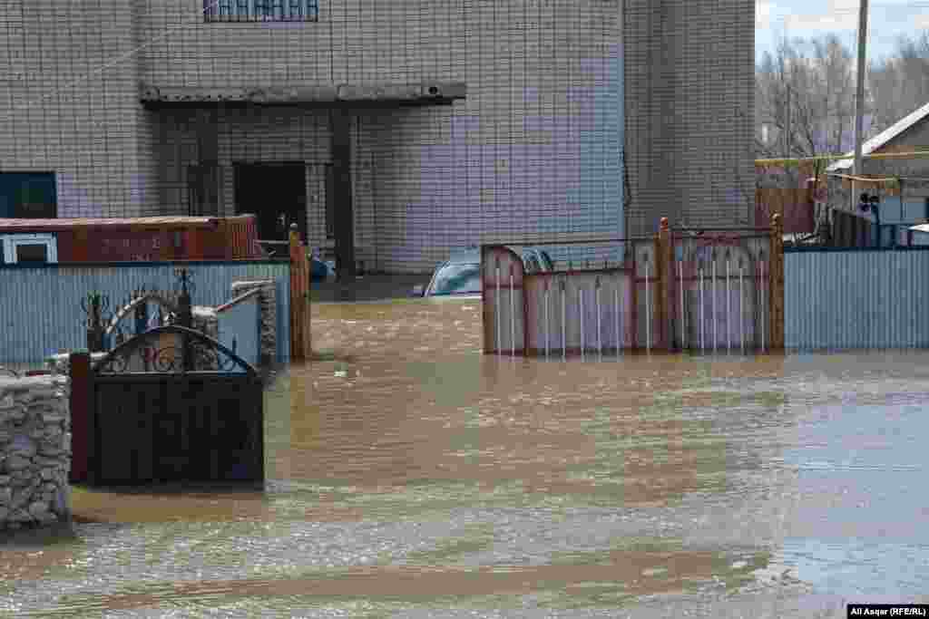 Актөбө четиндеги сууда калган айыл.&nbsp; &nbsp;