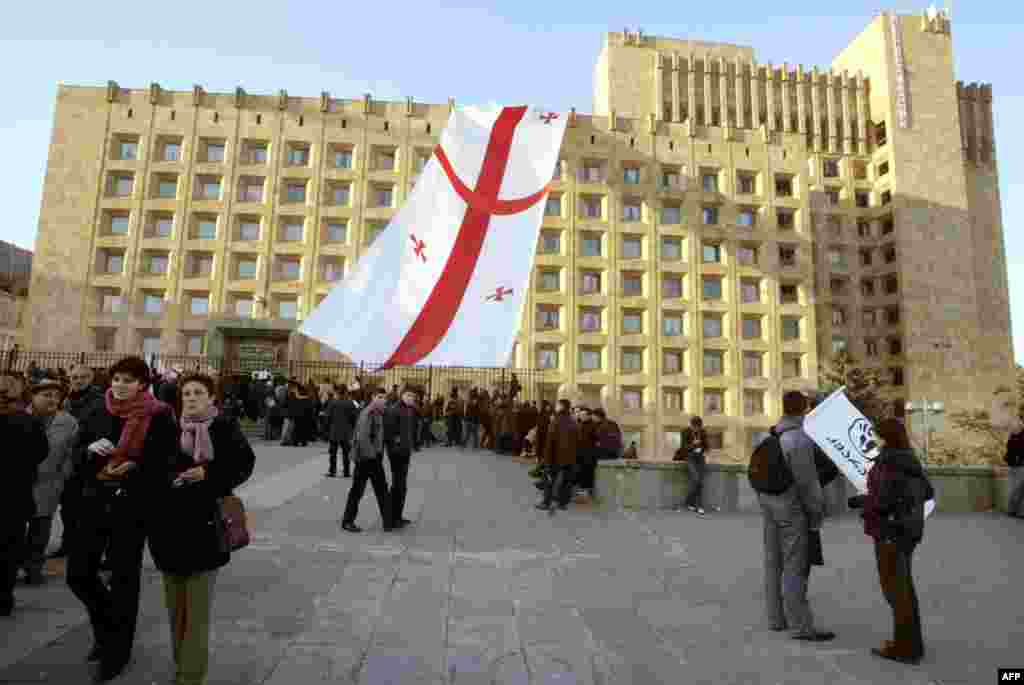 Тысячи сторонников оппозициии собрались в Тбилиси после того, как президент Саакашвили пообещал обсудить проведение новых выборов