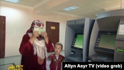 Döwlet TW-sinde puly maňlaýyna sylýan raýatlar wagtal-wagtal görkezilýär, köplenç bu ýurtda nagt pul ýetmezçiligi güýçlenip, ilatyň puluny almakda kynçylyk çekýän wagtyna gabat gelýär. ("Altyn Asyr" telekanalyndan pursat. 27-nji iýun, 2020)