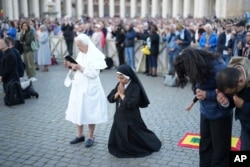 Черниця з Перу молиться під час промови новообраного Папи Лева XIV у Ватикані, 8 травня 2025 року