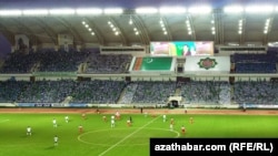 Türkmenistanyň prezidentiniň kubogyny almak ugrunda futbol ýaryşy. Türkmenistanyň we Eýranyň komandalary. 11-nji sentýabr, 2013 ý.