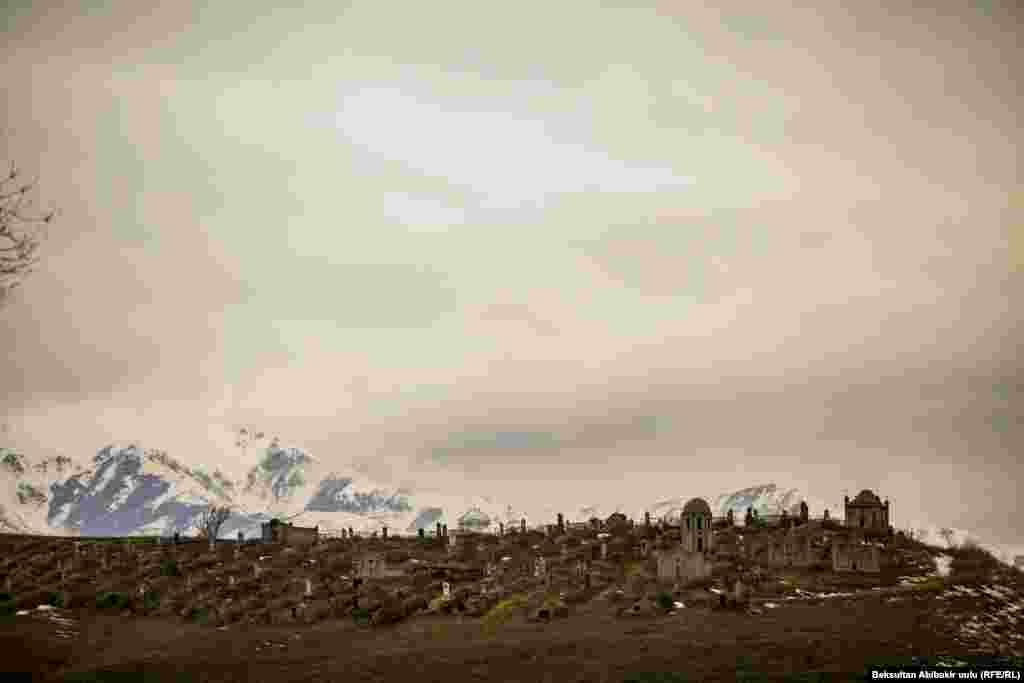 Тоонун үстүндө жайгашкан көрүстөн. Кыргыздар илгери мүрзөнү мал-жандын буту баспасын, сел алып кетпесин деп тоонун үстүнөн казышкан.&nbsp;