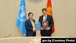 Министрлер кабинетинин төрагасынын орун басары Бакыт Төрөбаев жана БУУнун Азык-түлүк жана айыл чарба уюмунун директору Цюй Дуньюй.