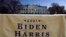 Робітник встановлює прапори перед Білим домом, готуючись до церемонії інавгурації обраного президента Джо Байдена, 19 січня 2021 року