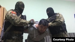 Задержание Чынгыза Жумагулова, фото было распространено в 2019 году.