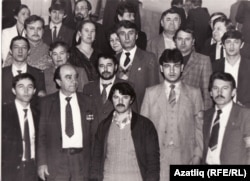 Кырымтатар активистлары ТИҮнең беренче корылтаенда. Гамер Баев өске рәттә уңнан икенче. Казан, 17 февраль 1989