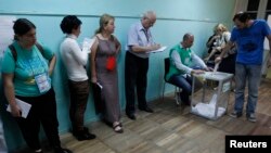 Наблюдатели на выборах в Грузии, архивная фотография
