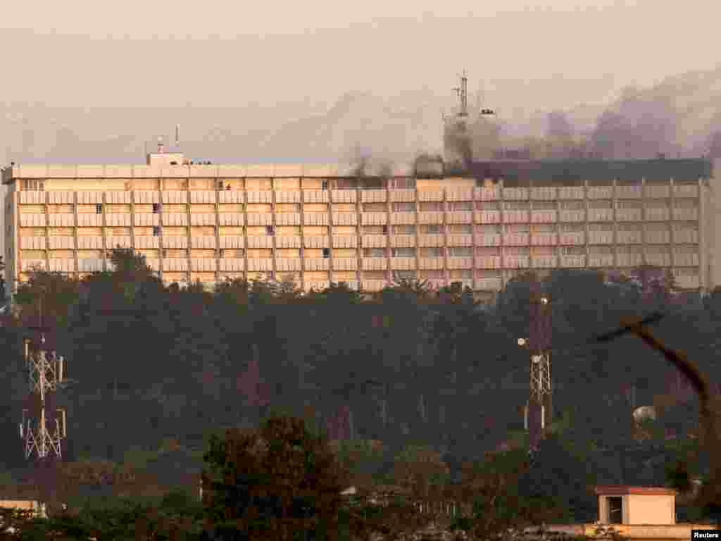 "Интерконтинентал" конок үйү 29-июнда таңга маал.  (Reuters/Ahmad Masood) - 28-29-июнда Ооганстандын ордо шаарындагы "Интерконтинентал" (Intercontinental) конок үйүнө талипчи жанкечтилер жана аларды колдоого алган жоочулар чабуул коюшту. Кол салгандарды ооган коопсуздук күчтөрү жана эл аралык бейпилдик күчтөрү жок кылышты. 29.6.2011.