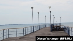 В сборник в основном вошли композиции 30-70-х годов XX века из репертуара различных ансамблей Абхазии. Большинство из этих песен не были оцифрованы ранее, а потому оставались неизвестными для музыкантов и любителей