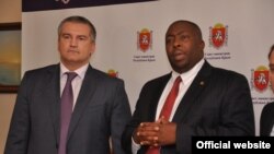 Сергей Аксёнов и министр окружающей среды, водных ресурсов и климата Зимбабве Сэйвиор Касукувери. 20 декабря 2014 года