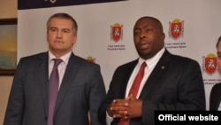 Сергій Аксьонов і міністр навколишнього середовища Зімбабве Сейвіор Касукувері