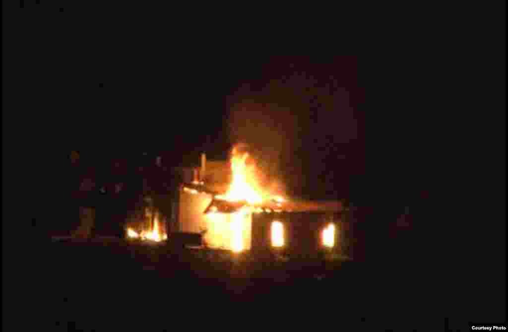 Кыргыз-тажик чек арасында тутанган жаңжалдан кыргыз тараптан ондон ашуун адам жаракат алып, дүкөндөр жана унаалар өрттөлдү.