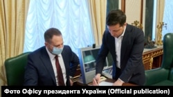 Андрій Єрмак (л) та Володимир Зеленський в Офісі президента (фото архівне)